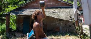 Ein Brasilianer sucht Abkühlung in einem Viertel von Rio de Janeiro.