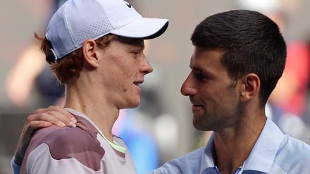 Novak Djokovic (r) ist nicht einverstanden, wie der Dopingfall von Jannik Sinner behandelt wurde.