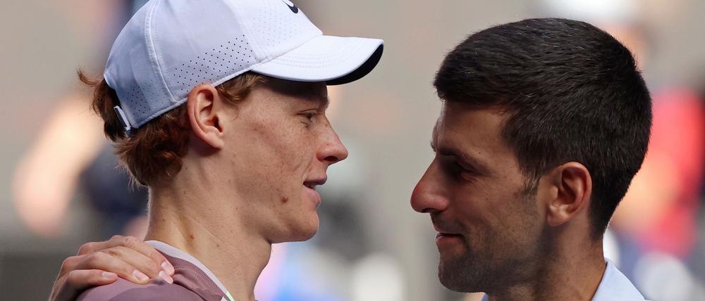 Novak Djokovic (r) ist nicht einverstanden, wie der Dopingfall von Jannik Sinner behandelt wurde.