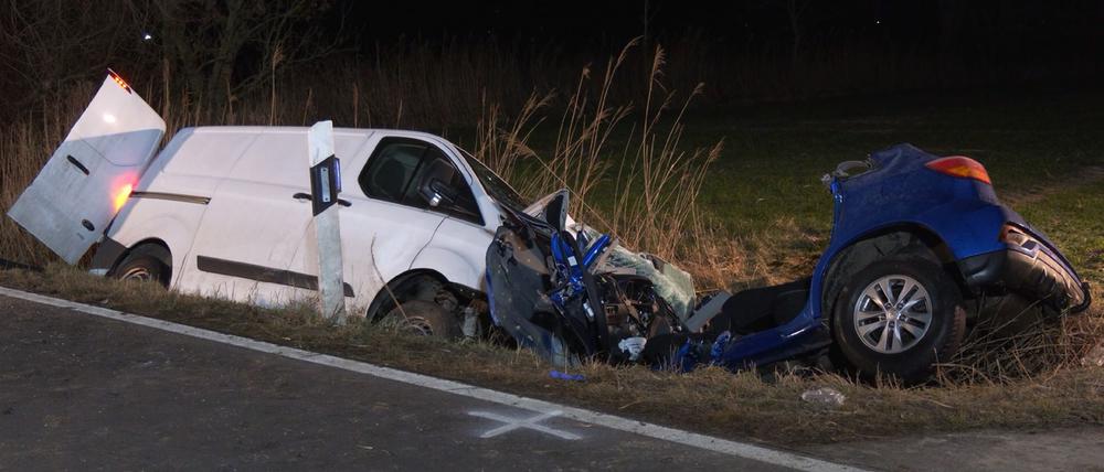 Ein dreijähriges Kind überlebt schwer verletzt einen Unfall in Pewsum - seine beiden Eltern sterben.