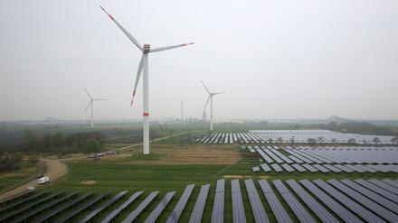 Wenn bei trübem Wetter oder nachts Windstille herrscht, sinkt der Beitrag der Erneuerbaren, Sonne und Wind. 