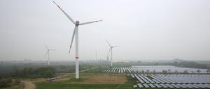 Wenn bei trübem Wetter oder nachts Windstille herrscht, sinkt der Beitrag der Erneuerbaren, Sonne und Wind. 