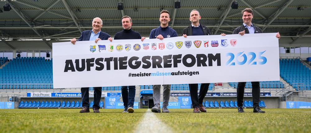 17 Vereine wollen mit der Aufstiegsreform 2025 einmal mehr ihre Interessen durchsetzen, damit der NOFV-Meister endlich direkt in die 3. Liga aufsteigt.
