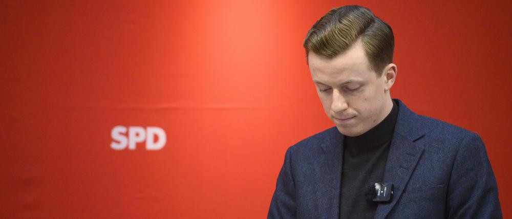 Adis Ahmetovic bei einer Pressekonferenz in Hannover.