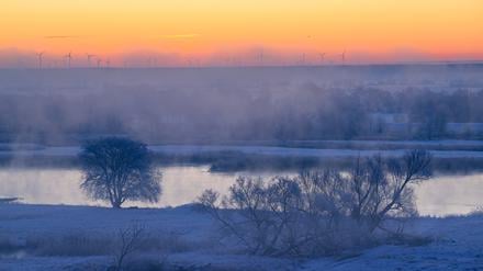 Sonnenaufgang über dem deutsch-polnischen Grenzfluss Oder. 