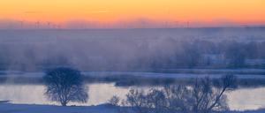 Sonnenaufgang über dem deutsch-polnischen Grenzfluss Oder. 