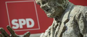 Die Statue von Willy Brandt im Willy-Brandt-Haus nach einer Pressekonferenz von Martin Schulz am 11. September 2017. PK von Martin Schulz in Berlin *** the Statue from Willy Brandt in Willy Brandt House after a Press conference from Martin Schulz at 11 September 2017 press conference from Martin Schulz in Berlin  