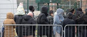 Flüchtlinge warten auf die Ausgabe ihrer persönlichen Bezahlkarte in der hessischen Erstaufnahmeeinrichtung für Flüchtlinge in Gießen. Von Gießen aus werden alle Flüchtlinge auf Kommunen im gesamten Bundesland verteilt. 