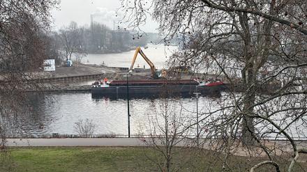 Spandauer Horn wird abgebaggert - Flussmündung Spree Ecke Havel - Leserfoto vom Altstadtufer (will nicht genannt werden)