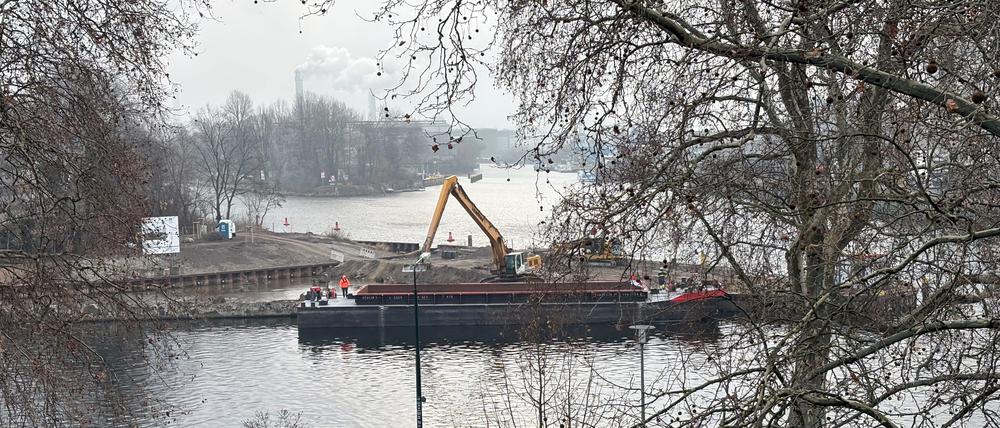 Spandauer Horn wird abgebaggert - Flussmündung Spree Ecke Havel - Leserfoto vom Altstadtufer (will nicht genannt werden)