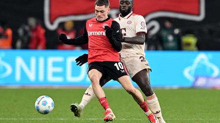 Soll das Interesse von Manchester City geweckt haben: Florian Wirtz (l).