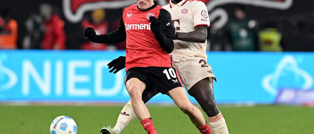 Soll das Interesse von Manchester City geweckt haben: Florian Wirtz (l).