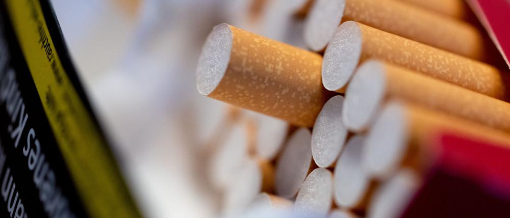 Der Zoll hat über 12.400 Zigaretten bei einer Reisenden in Küstrin-Kietz beschlagnahmt. (Symbolbild)