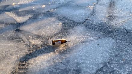 Eisplatten sind auf der Spree zusammengefroren. 