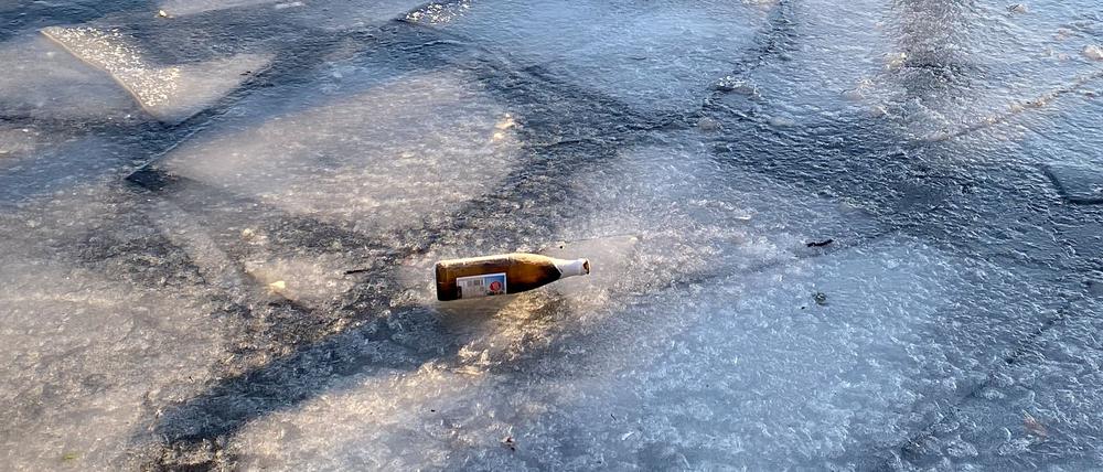 Eisplatten sind auf der Spree zusammengefroren.