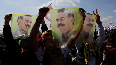 Demonstrierende im März 2024 mit Flaggen des PKK-Anführers Abdullah Öcalan.
