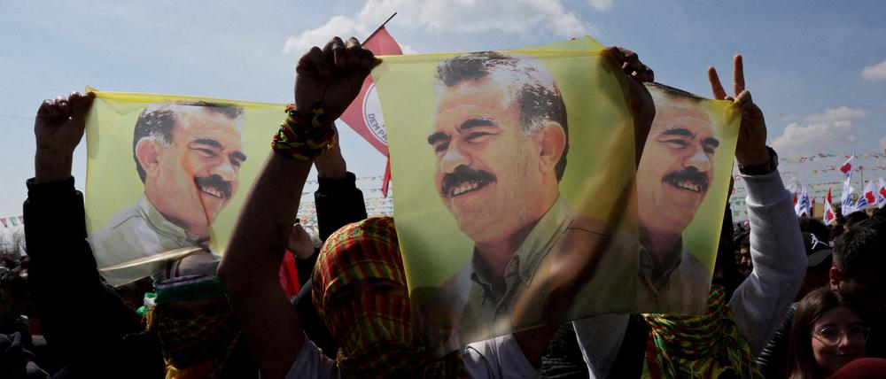 Demonstrierende im März 2024 mit Flaggen des PKK-Anführers Abdullah Öcalan.