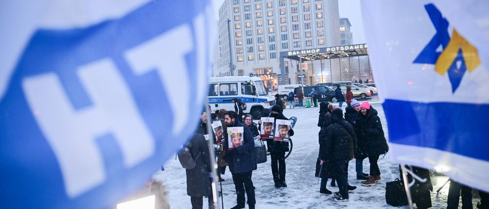 Teilnehmer stehen während einer Kundgebung vor der Berlinale-Eröffnung für die israelischen Schauspieler Ariel und David Cunio, die sich in Gefangenschaft der Hamas befinden, auf dem Potsdamer Platz. (Archivbild)