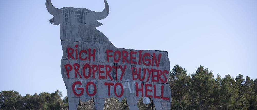 In der Nähe des Dorfes Montuiri auf Mallorca wurde am Wochenende eine riesige Stierfigur mit einem Slogan gegen ausländische Eigentümer besprüht.