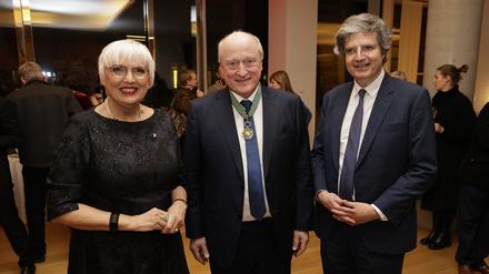 Frisch geehrt. Filmförderer Peter Dinges zwischen Claudia Roth und Botschafter  François Delattre bei der Soirée Française in der Botschaft.