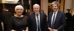 Frisch geehrt. Filmförderer Peter Dinges zwischen Claudia Roth und Botschafter  François Delattre bei der Soirée Française in der Botschaft.
