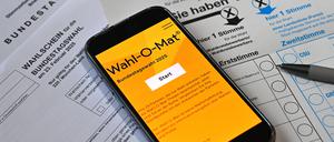 Ein Handybildschirm zeigt die App Wahl-O-Mat.
