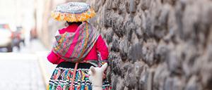 Eine indigene Frau in der Altstadt von Cusco. 
