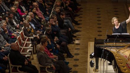  Joana Mallwitz, Chefdirigentin des Konzerthausorchesters, bei einem Expeditionskonzert.