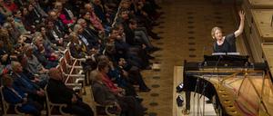  Joana Mallwitz, Chefdirigentin des Konzerthausorchesters, bei einem Expeditionskonzert.