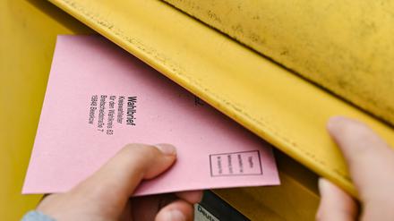 Die Deutsche Post ruft vor der Bundestagswahl am 23. Februar zum baldigen Abschicken von Briefwahlunterlagen auf.