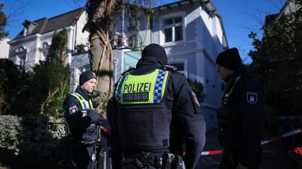 Einsatzkräfte der Polizei stehen vor einer Villa im Stadtteil Marienthal. Im Zusammenhang mit dem Fund einer toten Frau hat die Hamburger Polizei einen Tatverdächtigen festgenommen.