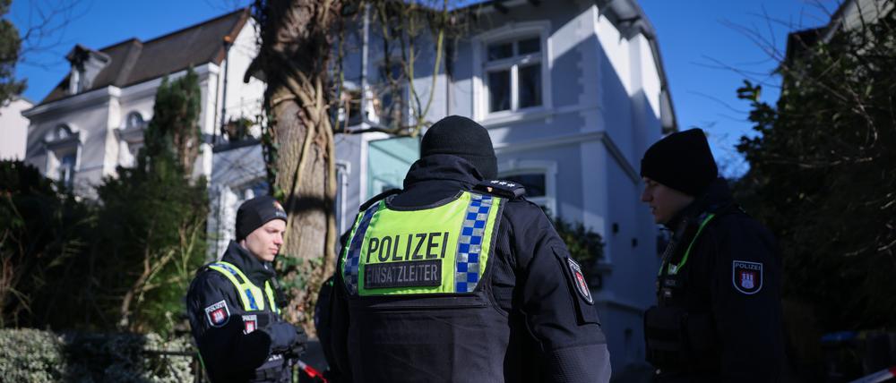 Einsatzkräfte der Polizei stehen vor einer Villa im Stadtteil Marienthal. Im Zusammenhang mit dem Fund einer toten Frau hat die Hamburger Polizei einen Tatverdächtigen festgenommen.