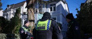 Einsatzkräfte der Polizei stehen vor einer Villa im Stadtteil Marienthal. Im Zusammenhang mit dem Fund einer toten Frau hat die Hamburger Polizei einen Tatverdächtigen festgenommen.
