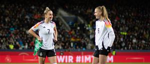 Giulia Gwinn (li.) ist neue Kapitänin der deutschen Fußballerinnen. Janina Minge agiert als Stellvertreterin.