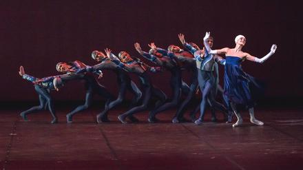 Sarah Mestrovic (re.) und das Corps de ballet des Staatsballetts Berlin in der Staatsoper im Schiller Theater.