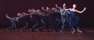 Sarah Mestrovic (re.) und das Corps de ballet des Staatsballetts Berlin in der Staatsoper im Schiller Theater.