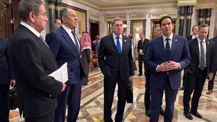 Dieses vom russischen Außenministerium aufgenommene und auf „X“ veröffentlichte Bild zeigt den russischen Außenminister Sergej Lawrow (2. v. l.), den russischen Präsidentenberater Juri Uschakow (3. v. l.) im Gespräch mit US-Außenminister Marco Rubio (2. v. r.), dem Nationalen Sicherheitsberater Mike Waltz (r.) und dem Nahost-Gesandten Steve Witkoff (2. v. r.) am Dienstag im Diriyah-Palast in Riad.