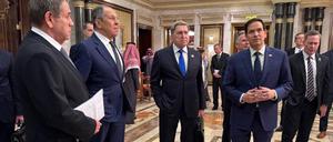 Dieses vom russischen Außenministerium aufgenommene und auf „X“ veröffentlichte Bild zeigt den russischen Außenminister Sergej Lawrow (2. v. l.), den russischen Präsidentenberater Juri Uschakow (3. v. l.) im Gespräch mit US-Außenminister Marco Rubio (2. v. r.), dem Nationalen Sicherheitsberater Mike Waltz (r.) und dem Nahost-Gesandten Steve Witkoff (2. v. r.) am Dienstag im Diriyah-Palast in Riad.
