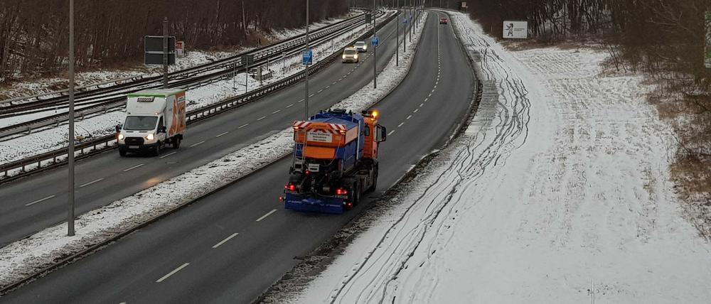 Vereister Radweg am Rande Berlins.