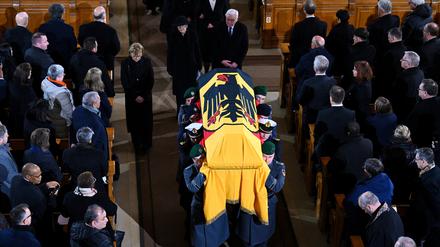 Der mit der deutschen Fahne bedeckte Sarg des verstorbenen ehemaligen Bundespräsidenten Horst Köhler wird beim großen militärischen Ehrengeleit nach dem Trauergottesdienst und Staatsakt von Soldaten aus dem Berliner Dom getragen. Hinter dem Sarg gehen Eva-Luise Köhler, die Witwe, und Bundespräsident Frank-Walter Steinmeier. 