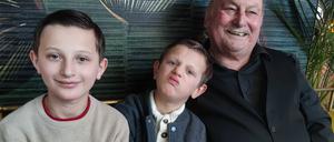 Santino, Giordano und Uropa Ehe (von links) leben in einer Zirkusfamilie.
