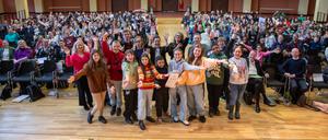 Sie dürfen jubeln: Die „Fuchs-Kolumne“ der Kolumbus-Grundschule in Reinickendorf ist die beste Schülerzeitung in der Kategorie Grundschule. 