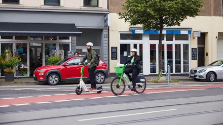 Der Mikromobilitätsanbieter Lime bietet E-Scooter und E-Bikes zur Fortbewegung in Großstädten an. Lime fordert unter anderem deutlich mehr sichere Zweiradwege in Deutschland.