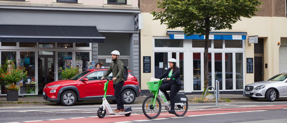 Der Mikromobilitätsanbieter Lime bietet E-Scooter und E-Bikes zur Fortbewegung in Großstädten an. Lime fordert unter anderem deutlich mehr sichere Zweiradwege in Deutschland.