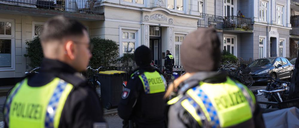 Nach dem Fund einer toten Frau untersucht die Hamburger Polizei eine Altbauwohnung im Stadtteil Hoheluft-West.