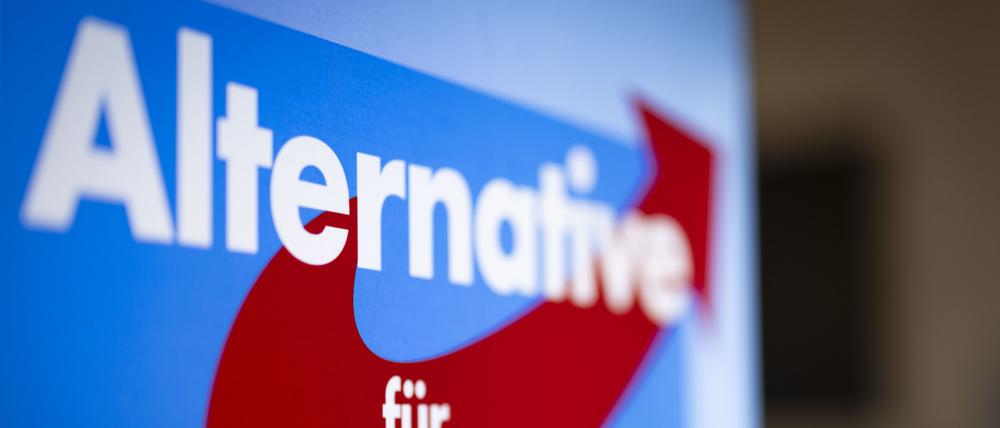 Aufsteller mit dem Schriftzug „Alternative für Deutschland“ und dem Logo der AfD. 