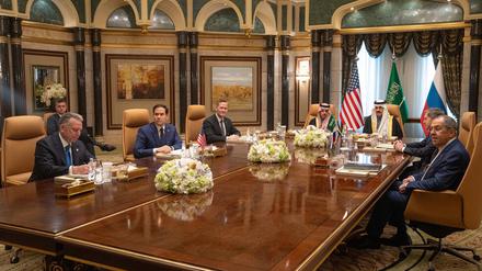 Die beiden Delegationen aus USA und Russland am Dienstag mit saudischen Vermittlern in Riad.