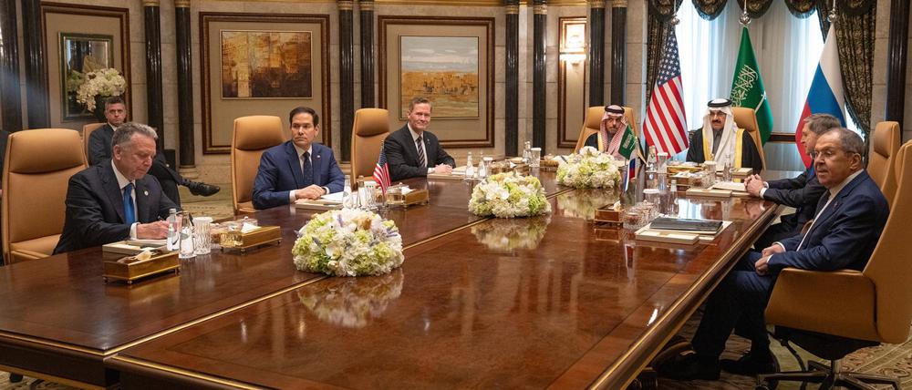 Die beiden Delegationen aus USA und Russland am Dienstag mit saudischen Vermittlern in Riad.