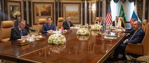Die beiden Delegationen aus USA und Russland am Dienstag mit saudischen Vermittlern in Riad.