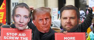 Protestierende mit Masken von Alice Weidel, Donald Trump und J.D. Vance am Rande der Münchner Sicherheitskonferenz.